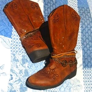 KIDS SIZE 3 BOOTS